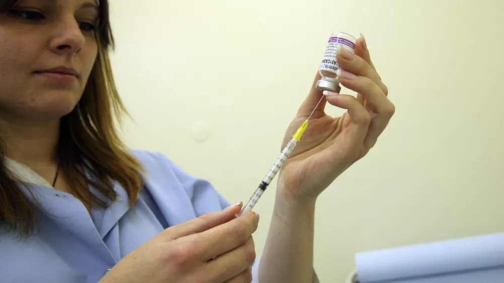 cepivo pandemrix- Zdravstveni dom Fužine - cepljenje proti pandemski gripi, ki povzroča virus A (H1N1)  ///FOTO: Luka CjuhaOPOMBA: ZA OBJAVO V ČASOPISU DNEVNIK