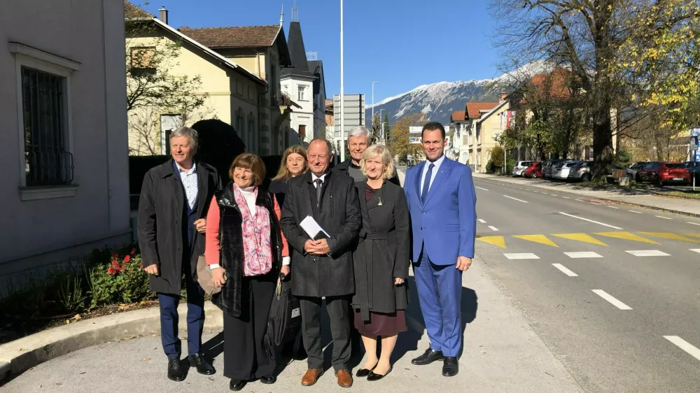 župani zgornje Gorenjske, od leve proti desni Ciril Globočnik (Radovljica), Eva &Scaron;travs Podlogar (direktorica razvojne agencije), Vera Djurić Drozdek (direktorica jeseni&scaron;ke občinske upave), Leopold Pogačar (Žirovnica), Jože Sodja (Bohinj), Henrika Zupan (Kranjska Gora), Anton Mežan (Bled)