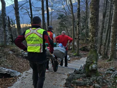 Gorski re&scaron;evalci so po&scaron;kodovano z nosili odnesli do vozila. 