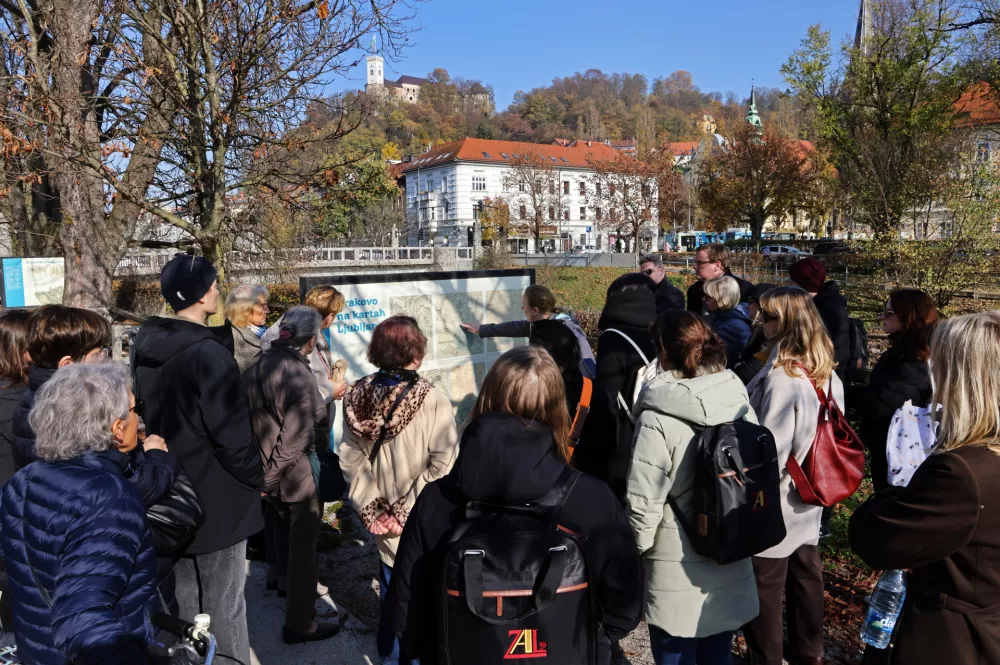 Utrinek iz včeraj&scaron;njega vodstva po razstavi o preteklosti Krakova v Ljubljani. F: Tina Arh, ZAL.