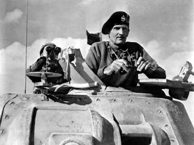 General Bernard L. Montgomery watches his tanks move up. North Africa, November 1942. British Official. (OWI)Exact Date Shot UnknownNARA FILE #: 208-PU-138LL-3WAR & CONFLICT BOOK #: 1017 / Foto: Unknown