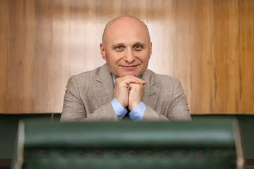 Dr. Kozma Ahačič, predstojnik in znanstveni svetnik na In&scaron;titutu za slovenski jezik Frana Ramov&scaron;a ZRC SAZU, &raquo;desna roka&laquo; projekta Franček / Foto: Manca Juvan