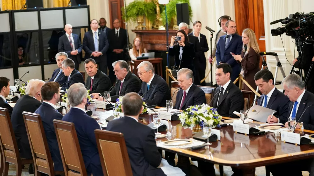 Kyrgyz President Sadyr Japarov, Tajik President Emomali Rahmon, Kazakh President Kassym-Jomart Tokayev, Uzbek President Shavkat Mirziyoyev, Turkmenistan's President Serdar Berdimuhamedow and other leaders of the C5+1 Central Asian countries attend a dinner with U.S. President Donald Trump in the East Room of the White House in Washington, D.C., U.S., November 6, 2025. REUTERS/Nathan Howard