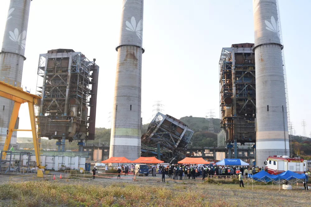 Rescue team work near a 60-meter (196-foot) tower which collapsed during demolition work at a decommissioned thermal power plant in Ulsan, South Korea, Thursday, Nov. 6, 2025. (Bae Byung-soo/Newsis via AP)