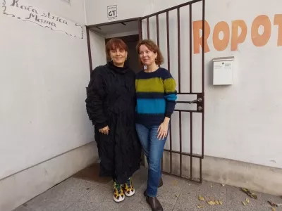 Nika Ravnik in Martina Obid Mlakar vabita, da ju obi&scaron;čete na Dvori&scaron;ču oblikovalcev na Gornjem trgu v Ljubljani. Foto: Vesna Levičnik