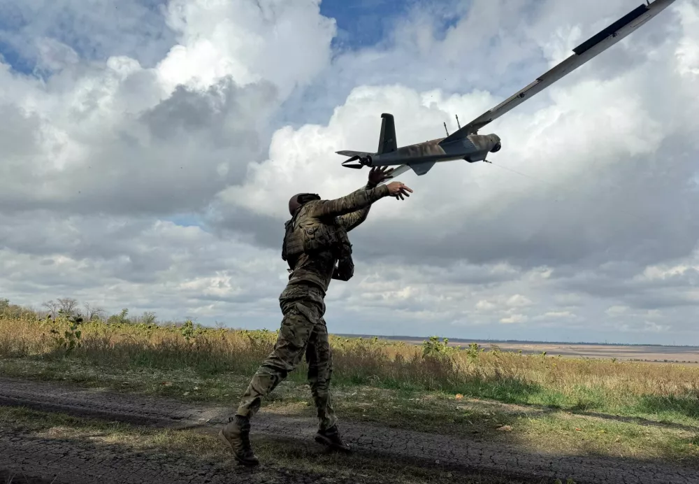 FILE PHOTO: A serviceman of the 59th Separate Assault Brigade of Unmanned Systems named after Yakov Handziuk of the Armed Forces of Ukraine, launches a reconnaissance drone, amid Russia's attack on Ukraine, near the frontline town of Pokrovsk in Donetsk region, Ukraine October 6, 2025. REUTERS/Stringer/File Photo