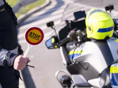 prometni nadzorpolicija - simbolična fotografijaprometna policijavarnost v prometupolicija na motorjihmotoristična policijaprehitri voznikiavtocestna policija08.04.2025 Policijski nadzor, počivali&scaron;če PovodjeFOTO: Nik Erik Neubauer