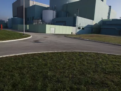 - 4.12.2013 - Nuklearna elektrarna Kr&scaron;ko - NEK je opremljena z Westinghousovim lahkovodnim tlačnim reaktorjem toplotne moči 2000 MW. Njena moč na pragu je 696 MW. Elektrarna je priključena na 400 kV omrežje za napajanje potro&scaron;nih sredi&scaron;č v Sloveniji in Hrva&scaron;ki. stavba//FOTO: Luka Cjuha