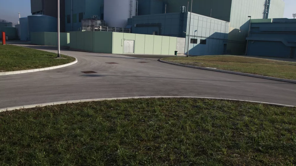 - 4.12.2013 - Nuklearna elektrarna Kr&scaron;ko - NEK je opremljena z Westinghousovim lahkovodnim tlačnim reaktorjem toplotne moči 2000 MW. Njena moč na pragu je 696 MW. Elektrarna je priključena na 400 kV omrežje za napajanje potro&scaron;nih sredi&scaron;č v Sloveniji in Hrva&scaron;ki. stavba//FOTO: Luka Cjuha