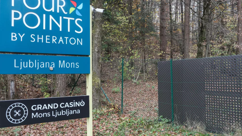 Kljub in&scaron;pekcijskim postopkom ograja &scaron;e stoji