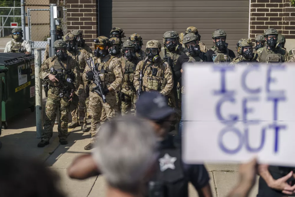 12 September 2025, US, ChicagoHeavily armed ICE and Border Patrol agents guard the Broadview ICE facility from peaceful protesters opposed to 'Operation Midway Blitz' in Chicagoland. PhotoChris Riha/ZUMA Press Wire/dpa