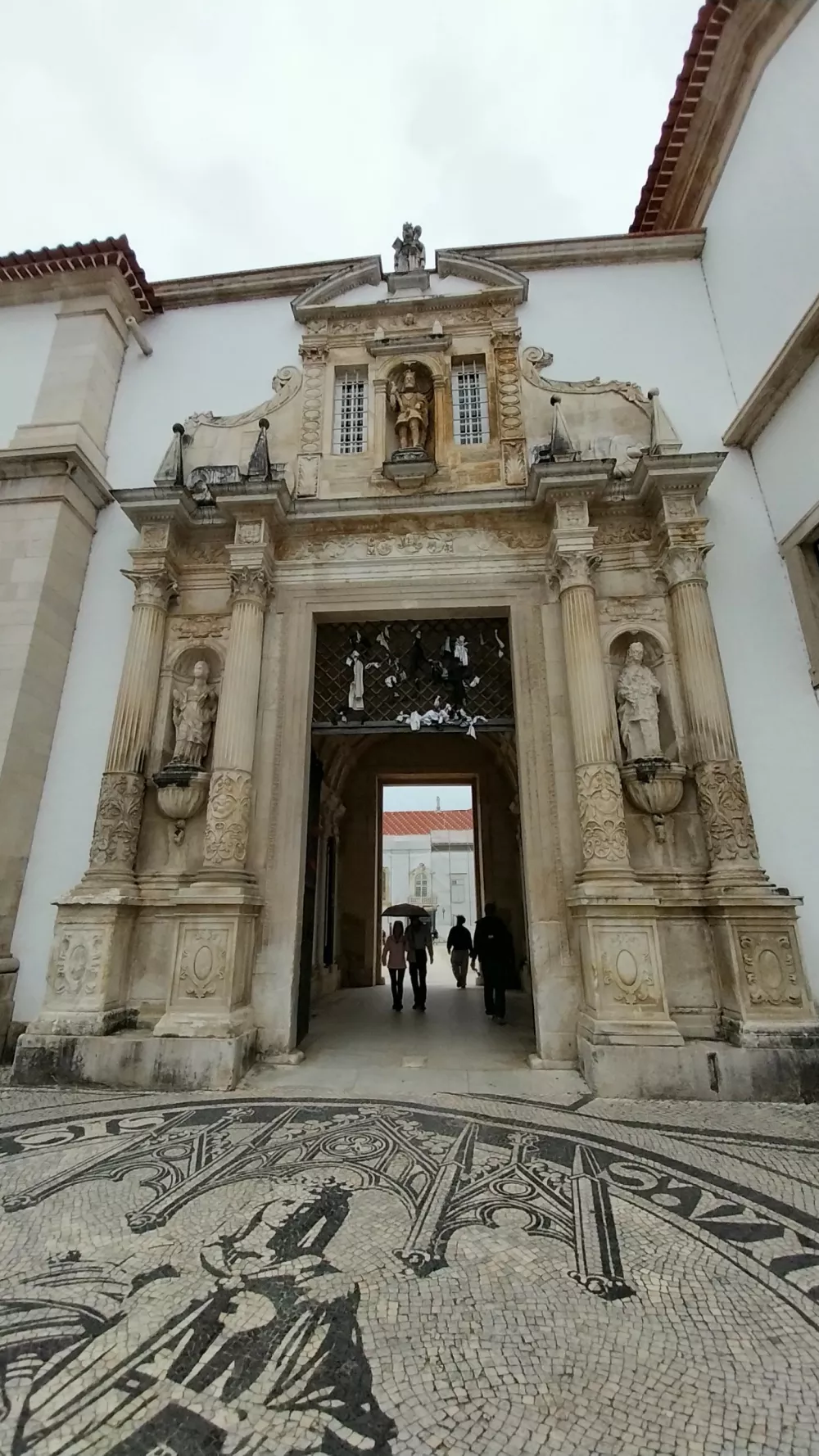 Coimbra ima eno najstarej&scaron;ih univerz v Evropi, krasi pa jo veličastna knjižnica Joanina, v kateri so shranjene dragocene knjige in rokopisi