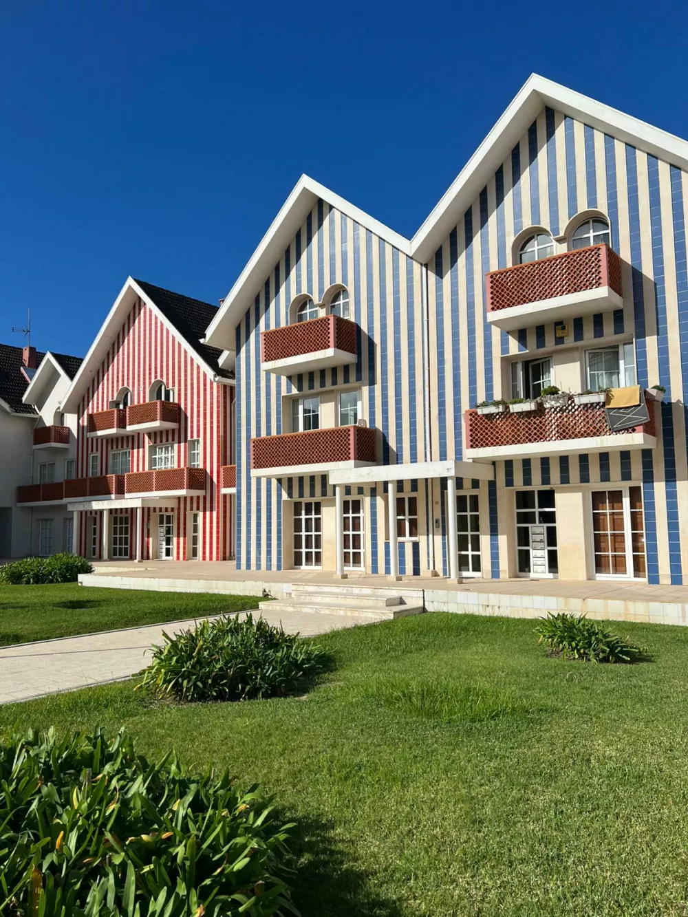 Costa Nova, obmorsko letovi&scaron;če s pisanimi hi&scaron;ami v rdečih, modrih in rumenih črtah, ki so nekoč služile ribičem za shranjevanje mrež. 