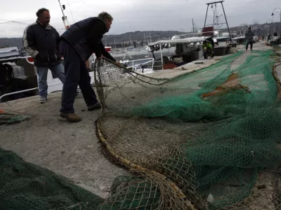 Ribiči Izola - mreže največjih slovenskih ribi&scaron;kih bark so v dneh po hrva&scaron;ki razglasitvi ERC ostale prazne - ribi&scaron;ka mreža,- ERC (za&scaron;čitna ekolo&scaron;ko-ribolovna cona) - Hrva&scaron;ka je s 1. januarjem ERC uveljavila tudi za članice EU, in to kljub dogovoru s Slovenijo, Italijo in Brusljem iz leta 2004, v katerem so se v Zagrebu zavezali, da cone za članice unije ne bo uveljavil brez soglasja z njimi/FOTO: Bojan VelikonjaOPOMBA: ZA OBJAVO ČASOPISU DNEVNIK