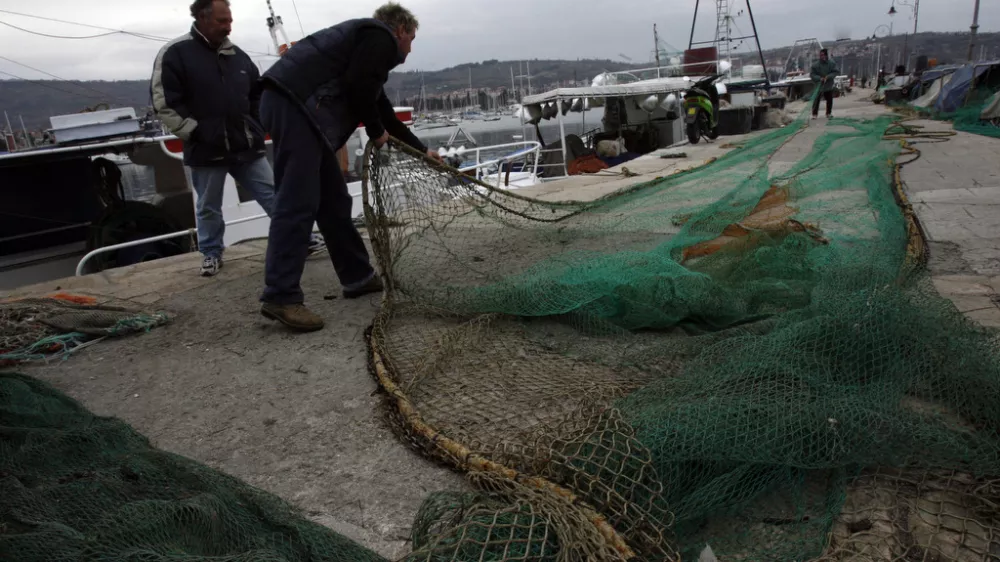 Ribiči Izola - mreže največjih slovenskih ribi&scaron;kih bark so v dneh po hrva&scaron;ki razglasitvi ERC ostale prazne - ribi&scaron;ka mreža,- ERC (za&scaron;čitna ekolo&scaron;ko-ribolovna cona) - Hrva&scaron;ka je s 1. januarjem ERC uveljavila tudi za članice EU, in to kljub dogovoru s Slovenijo, Italijo in Brusljem iz leta 2004, v katerem so se v Zagrebu zavezali, da cone za članice unije ne bo uveljavil brez soglasja z njimi/FOTO: Bojan VelikonjaOPOMBA: ZA OBJAVO ČASOPISU DNEVNIK