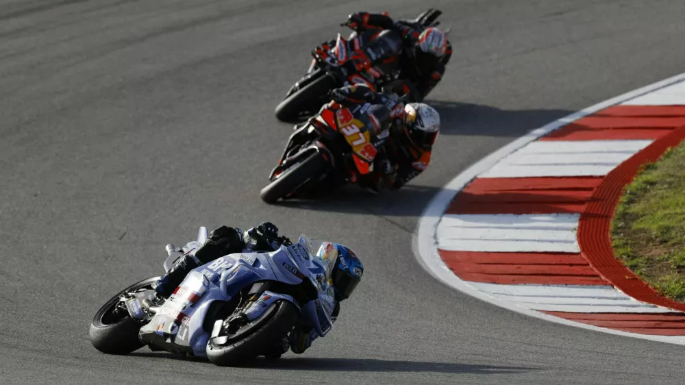 MotoGP - Portuguese Grand Prix - Algarve International Circuit, Portimao, Portugal - November 8, 2025 BK8 Gresini Racing MotoGP's Alex Marquez, Red Bull KTM Factory Racing's Pedro Acosta and Aprilia Racing's Marco Bezzecchi in action during the sprint race REUTERS/Marcelo Del Pozo