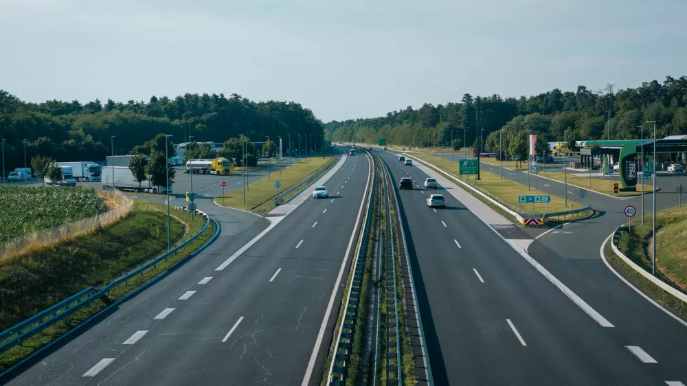 Malo verjetno, da bo povsod danes tako idealno tekoč promet. Vreme pa utegne biti res lepo. Slika je simbolična.