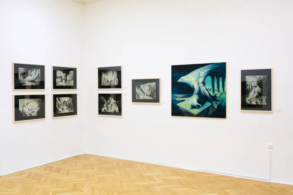 Umetnik, zazrt globoko vase