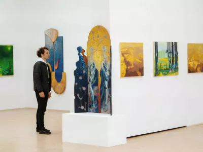 Umetnik, zazrt globoko vase