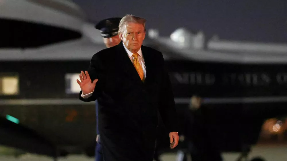 U.S. President Donald Trump waves as he walks to board Air Force One while departing for Florida from Joint Base Andrews in Maryland, U.S., November 7, 2025. REUTERS/Kevin Lamarque