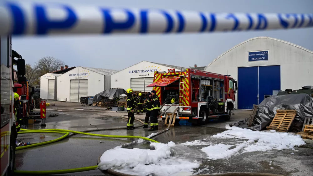 Velik požar v Preserjah poga&scaron;en, gmotna &scaron;koda zelo velika