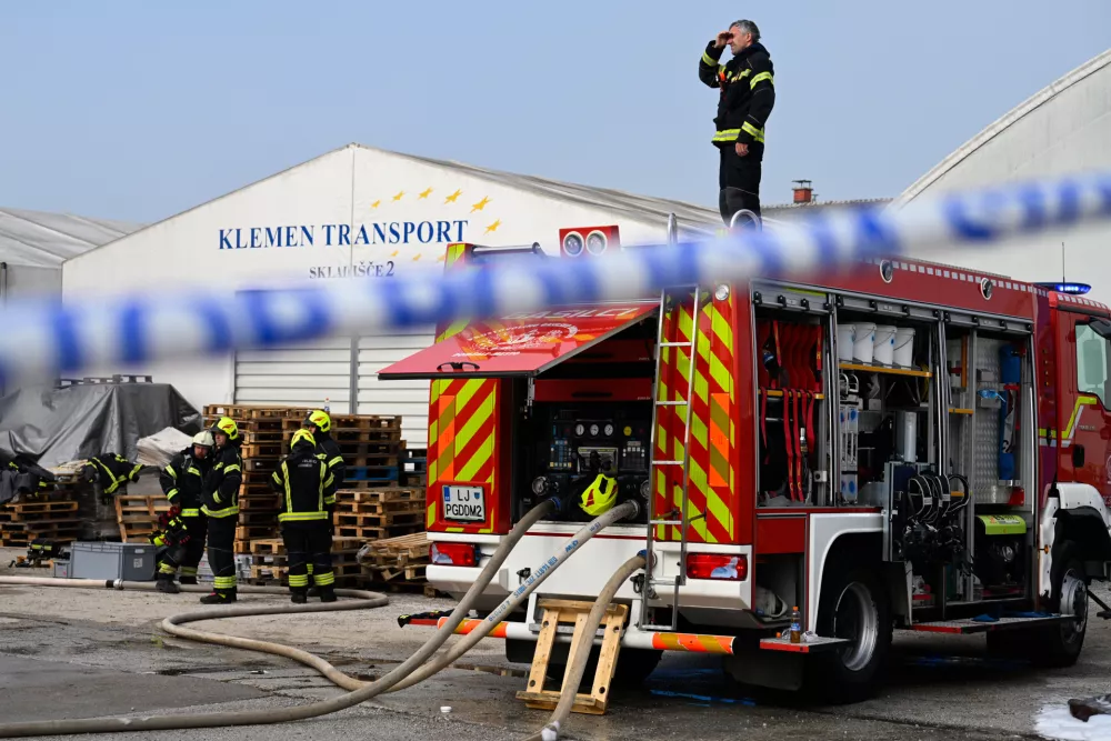 Velik požar v Preserjah poga&scaron;en, gmotna &scaron;koda zelo velika
