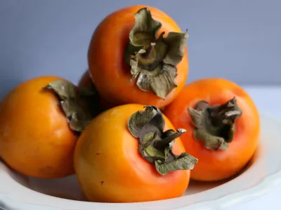 Kaki na krožniku / Foto: Istock