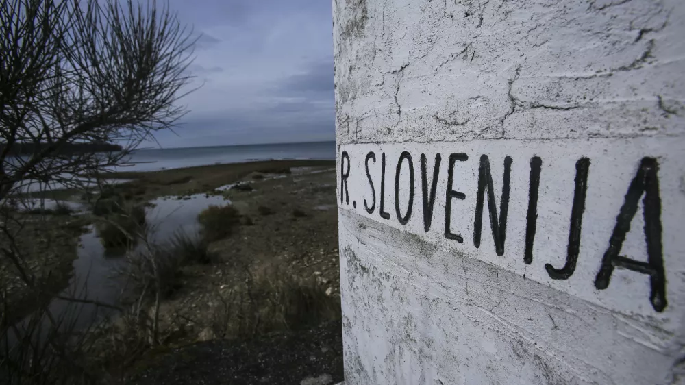 - 04.02.2015 - Mednarodni mejni prehod &Scaron;kofije na meji z Italijo - mejni kamen - meja Slovenija -  Italija -   //FOTO: Jaka Gasar