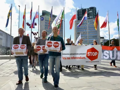 Vložitev podpisov za referendumpokojninska reforma