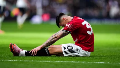 08 November 2025, United Kingdom, London: Manchester United's Benjamin Sesko sits injured during the English Premier League soccer match between Tottenham Hotspur and Manchester United at Tottenham Hotspur Stadium. Photo: John Walton/PA Wire/dpa
