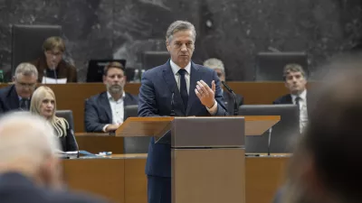 Ljubljana, DZ.Izredna seja DZ, na kateri so obravnavali predlog priporocila vladi v zvezi z ukrepi za preprecitev kriminala na obmocju jugovzhodne Slovenije in Posavja ter za trajno resevanje romske problematike in predlog priporocila v zvezi z zagotavljanjem varnosti in ucinkovitosti pravosodnega sistema na obmocjih z zaostrenimi varnostnimi tveganji v jugovzhodni Sloveniji.Predsednik vlade Robert Golob.