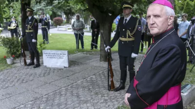 ljubljanski nadškof in metropolit Stanislav Zore- 14.05.2015 - Ob 70. obletnici konca druge svetovne vojne je predsednik Borut Pahor položil venec k Lipi sprave na Žalah, ljubljanski nadškof msgr. Stanislav Zore pa bo ob tem opravil molitev za vse žrtve vojne in povojnega nasilja   ///FOTO: Jaka Gasar