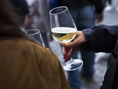 alkohol alkoholizem simbolična fotografijavino vinarstvopitje08.11.2025 Martinovanje v Ljubljani - Ljubljanska vinska pot Foto: Nik Erik Neubauer