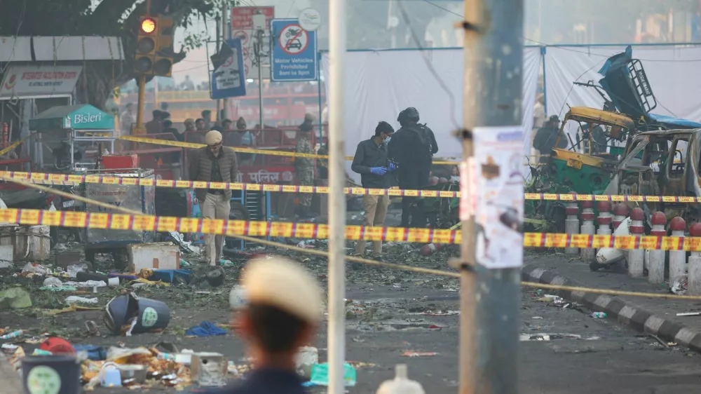 Security personnel and members of the forensic team work at the site of an explosion near the historic Red Fort in the old quarters of Delhi, India, November 11, 2025. REUTERS/Adnan Abidi