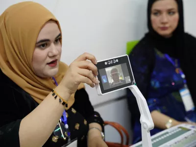 11 November 2025, Iraq, Erbil: A Iraqi employee registers an elector during the Iraqi parliamentary elections. Photo: Ismael Adnan/dpa
