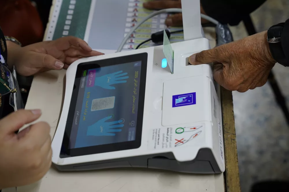 11 November 2025, Iraq, Erbil: An Iraqi Kurdish person registers their vote at a polling station in Erbil during the Iraqi parliamentary elections. Photo: Ismael Adnan/dpa
