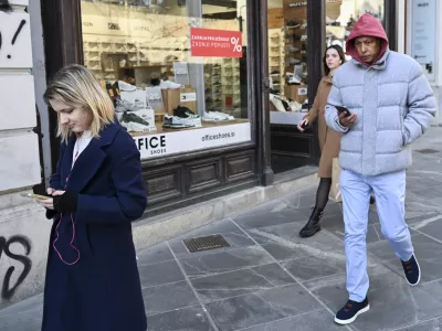 simbolična fotografijamobitelsodobna tehnologijasocialna omrežjamobitelefonkomunikacijamobilni telefonmobilnikpametni telefonpametni telefoniinstagram facebook tiktok04.03.2025 Uporaba mobilnih telefonovFOTO: Nik Erik Neubauer