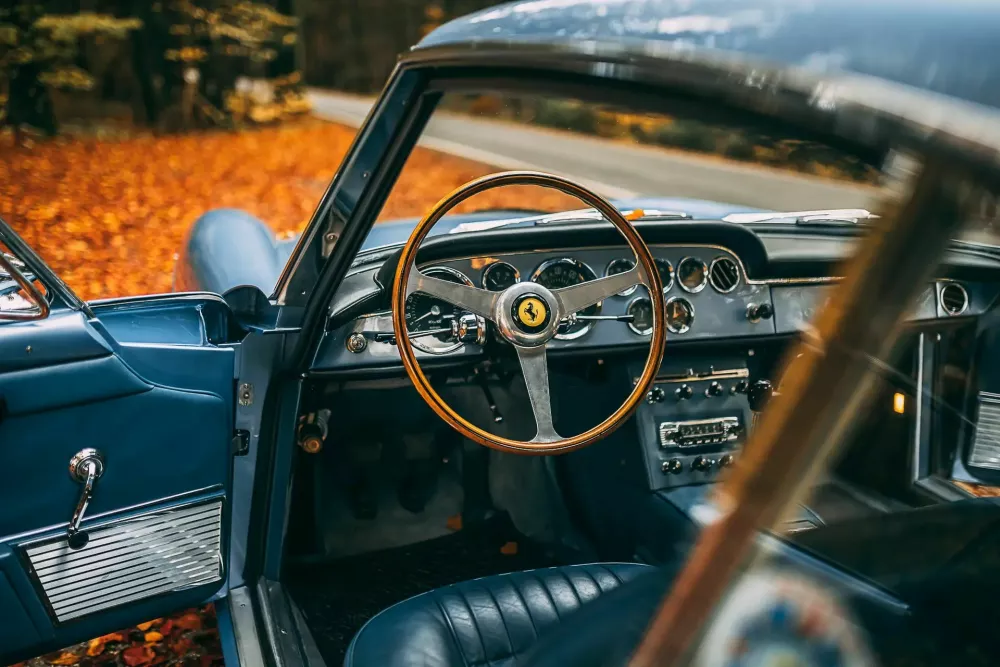 Ferrari 330 america (1963): Skrit pod ponjavo in plastmi prahu