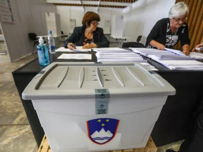 predčasno glasovanje za predsednika republike Slovenije na Gospodarskem razstavi&scaron;ču- 18.10.2022 &ndash; Predsedni&scaron;ke volitve 2022 - sedme volitve za petega predsednika republike v samostojni Sloveniji &ndash; volilci so volili med sedmimi kandidati &ndash; Milanom Brglezom, Janezom Ciglerjem Kraljem, Anžetom Logarjem, Nata&scaron;o Pirc Musar, Vladimirjem Prebiličem in Sabino Senčar //FOTO: Luka Cjuha