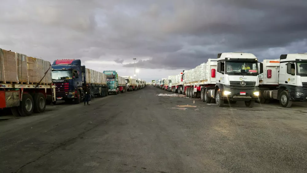 Trucks carrying aid bound for Gaza move towards the border crossing between Egypt and the Gaza Strip, following an agreement between Israel and Hamas on a ceasefire, in Rafah, Egypt, October 12, 2025. REUTERS/Stringer