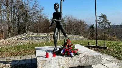 Replika ukradenega kipa kurirja zopet stoji ob cesti na To&scaron;ko čelo, 6. 11. 2025