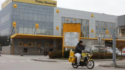 pismonoša- Poštni logistični center Ljubljana, Cesta v Mestni log 81- 11.11.2019 - Pošta Slovenije - stavka v poštno-logističnih centrih - poštni delavci so opolnoči začeli stavko - Sindikat poštnih delavcev in vodstvo Pošte Slovenije namreč nista dosegla dogovora glede zahteve sindikata za zvišanje plač. //FOTO: Bojan Velikonja