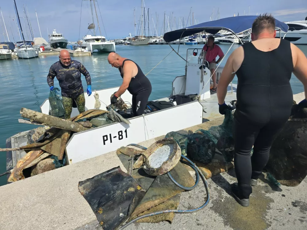 Zavod YouSea je tudi letos v sodelovanju s prostovoljci, profesionalnimi potapljači, marino ter obalnimi komunalnimi podjetji iz morja odstranil več kot tono odpadkov, Foto: Zavod YouSea