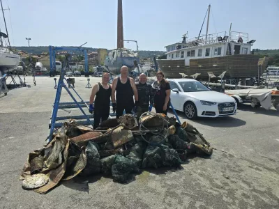 Prostovoljni potapljači so iz morja potegnili dve toni smeti. Foto: Zavod YouSea