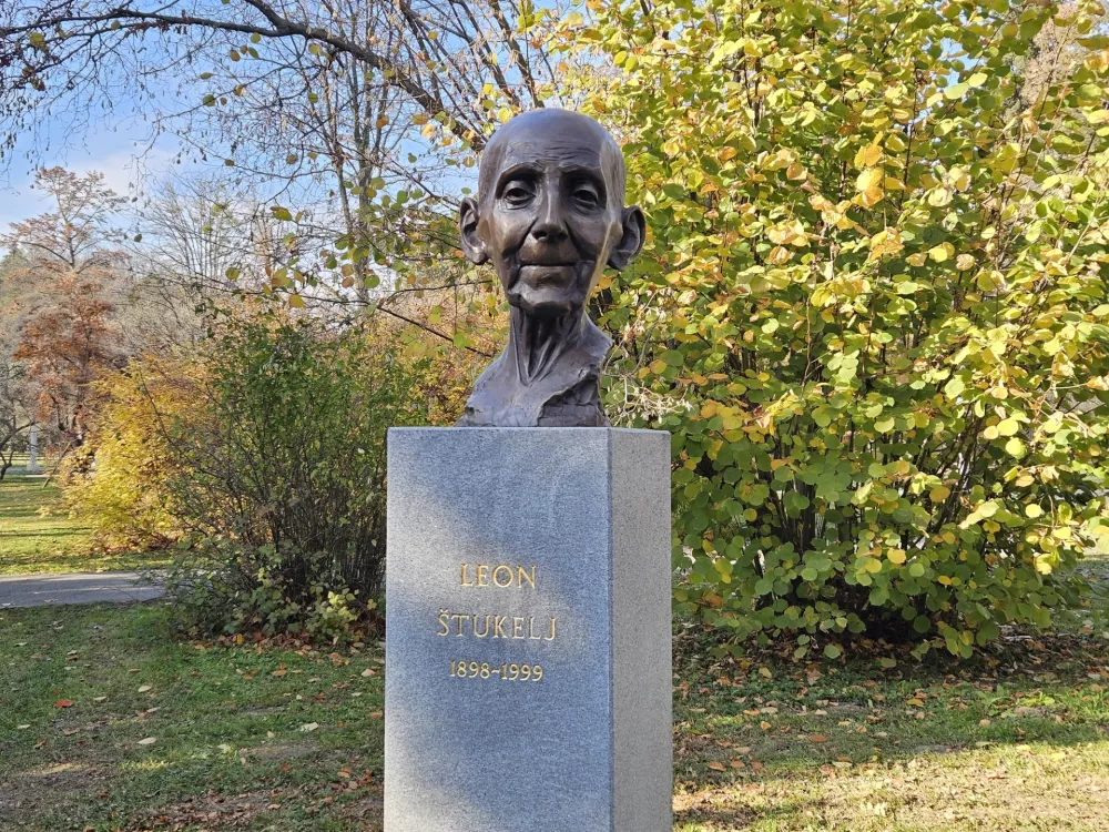 Maribor, Mestni park.Kip Leona &Scaron;tuklja v Mestnem parku v Mariboru.