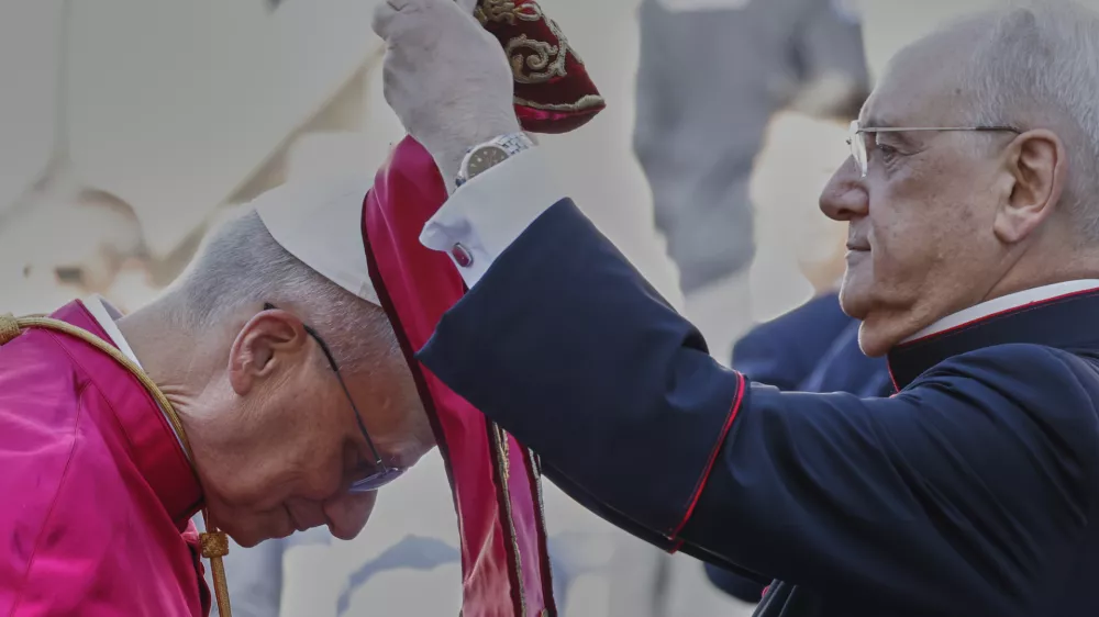 Pope Leo XIV is helped by Monsignor Leonardo Sapienza to wear a stole at the foot of Capitoline Hill, in Rome, Sunday, May 25, 2025. (AP Photo/Riccardo De Luca)