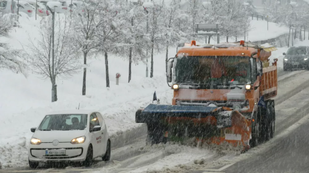 Novo mesto, sneg, zasnežene ceste, močno sneženje, pluženje ceste. F Dragana Stanković