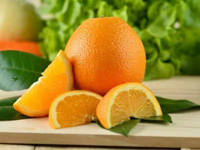 Orange slice isolated on white background / Foto: Deenida