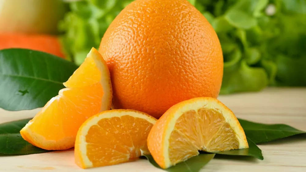 Orange slice isolated on white background / Foto: Deenida