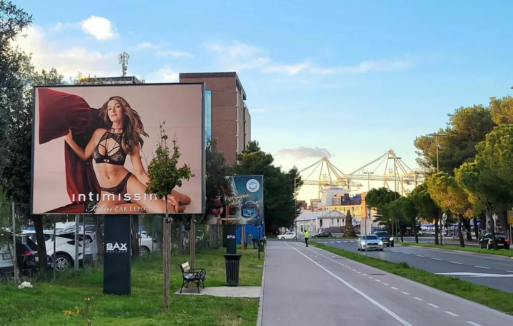 oglasni pano, plakat, oglas / Foto: Katja Gle&scaron;čič